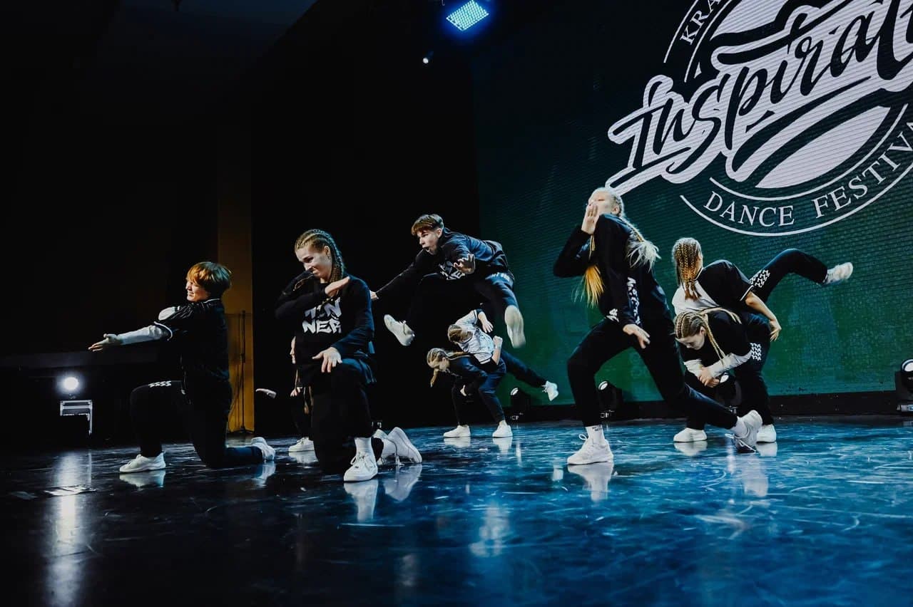 Выступление учеников студии на сцене